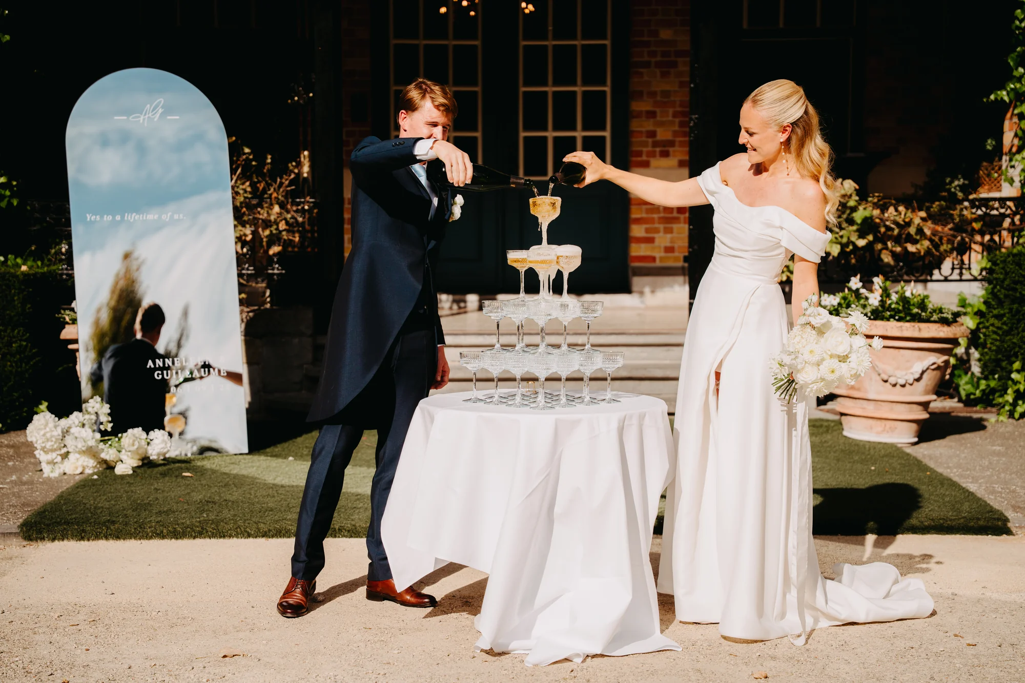 Een foto van een kussend bruid en bruidegom voor een kerk