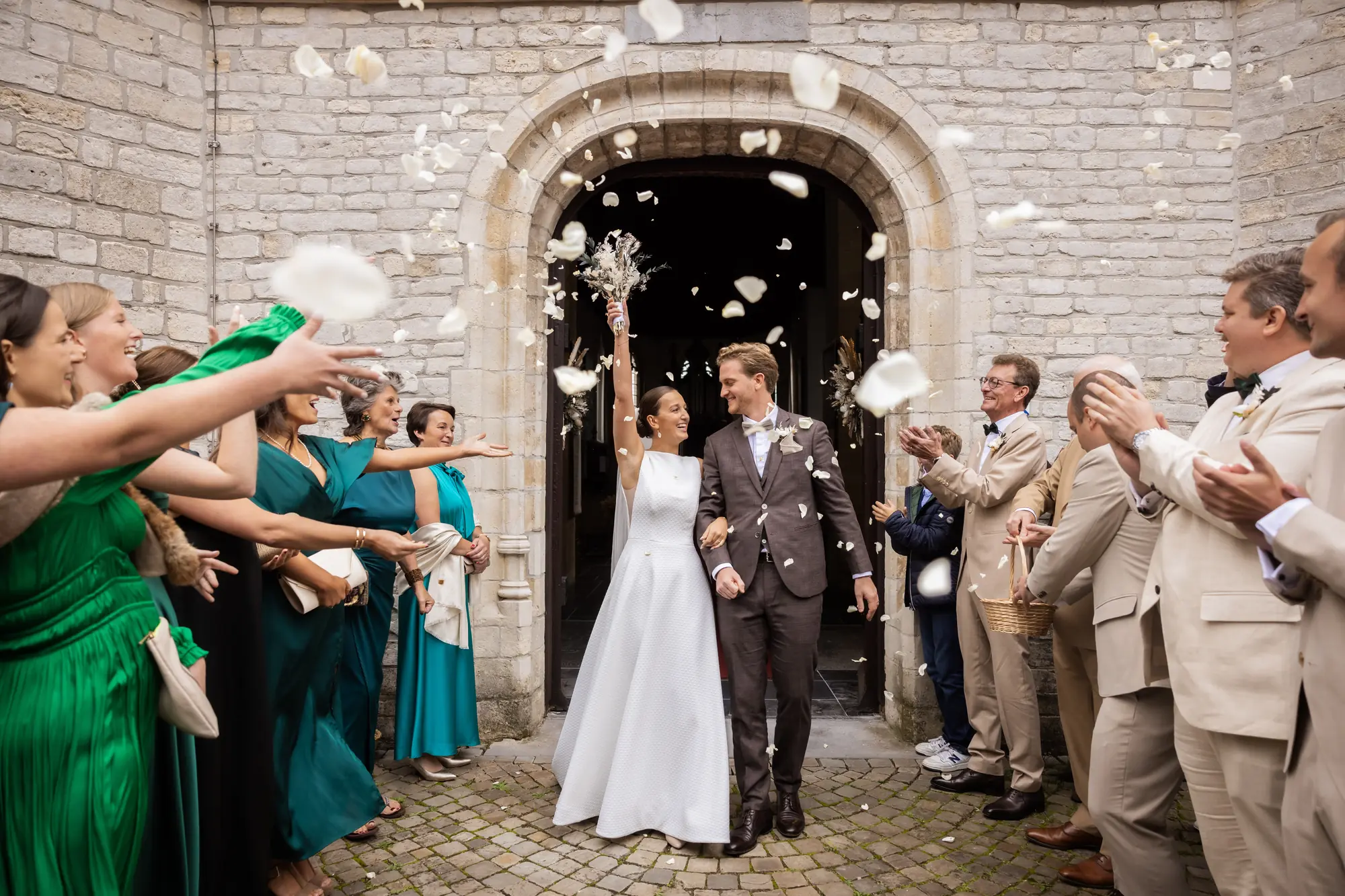 Een foto van een kussend bruid en bruidegom voor een kerk